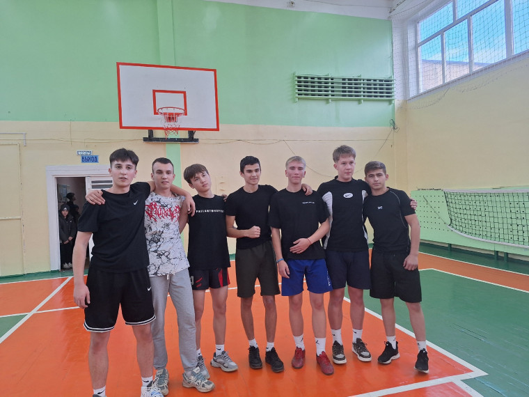 Соревнования по баскетболу среди 8-11 классов.